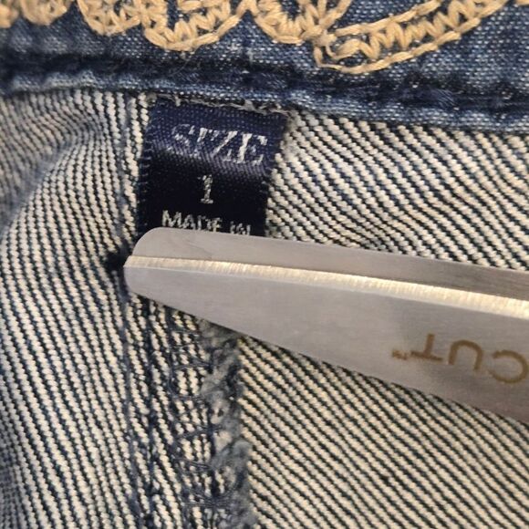 Vanilla Star Floral Daisy Denim Short Shorts - Picture 4 of 5